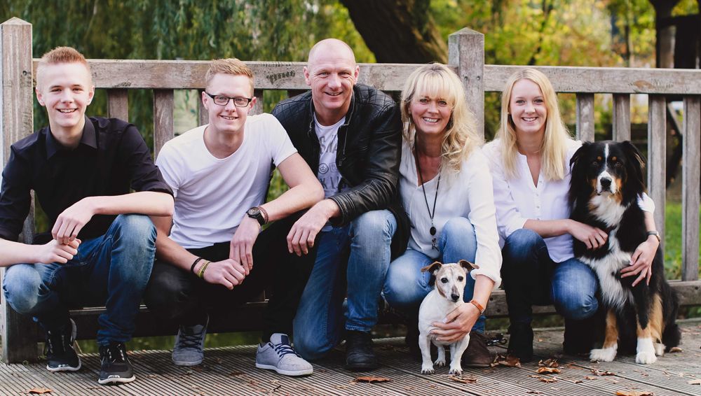 Familienfoto der Familie Ideler mit Hunden